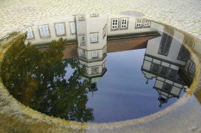 Schloss Gifhorn spiegelt sich im Schlossbrunnen
